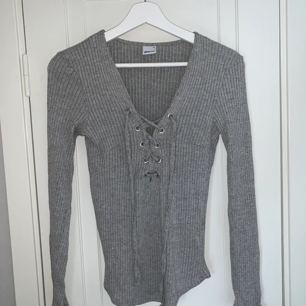 En grå tröja från Gina tricot. Storlek M. Bra skick och använd fåtal gånger. Köpt för ca 2 år sen.                  Jag är 1,77 cm lång                                                              . Övrigt.
