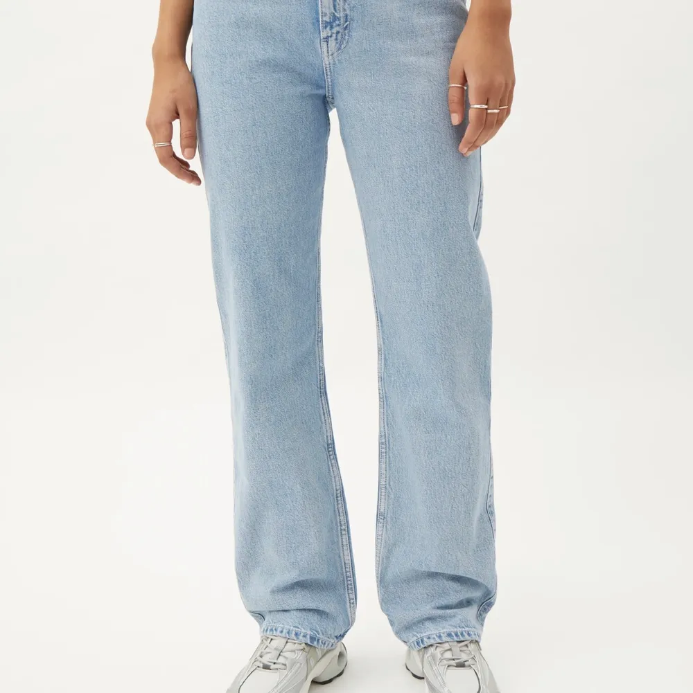 Rowe jeans från weekday i skitsnygg blå färg. Jättefina till våren, säljer för dom är för stora för mig men bara använda 1 gång, nypris 500 mitt pris 200. köparen står för frakt ca. 40kr💕. Jeans & Byxor.