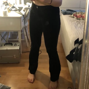 Jeans  - Svarta bootcut jeans från Hm. ”Mini flare high waist & denim” (står i på lappen i byxan). Storlek 40. 150kr. Kan mötas upp i Stockholm om man inte vill betala frakt :)