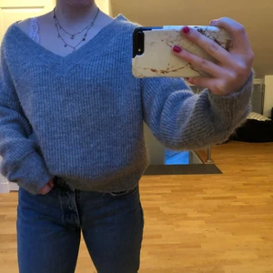 Grå stickad tröja - En super mysig grå stickad tröja. Sparsamt använd! Storlek: M Pris: 50kr+frakt