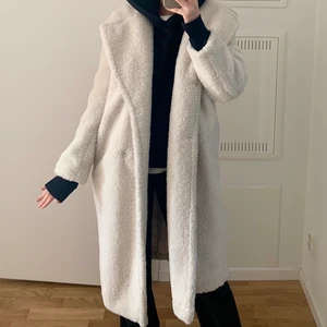 Vit kappa - Lång Teddykappa i storlek S, väldigt lite använd och därav i nyskick! 