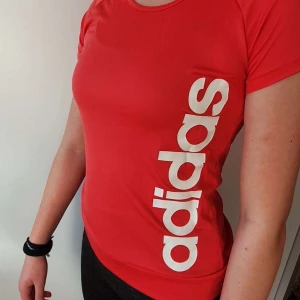 Adidas sportt-shirt, storlek 164 - Rosa adidas t-shirt med vit tryckt text. Frakten är inkluderad i priset som står 