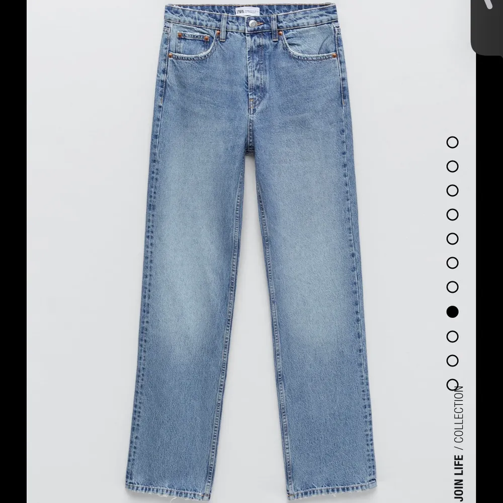 Slutsålda sjukt snygga raka mid rise jeans från Zara som jag fick hem två likadana av 💘 perfekt långa för mig som är 166! BUD: 300+frakt. Jeans & Byxor.