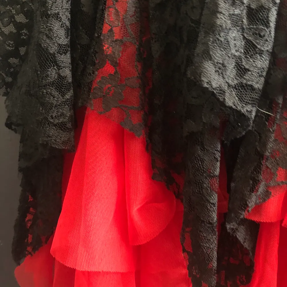 röd/svart klänning med korsett-aktig topp och spets-kjol. det står att den är Free Size, skulle säga S-M. ryggen är i stretchigt material. frakt inkl i priset.. Klänningar.