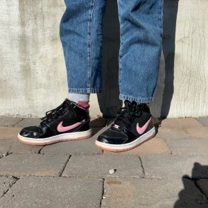 Nike snekaers  - Ett par sneakers från Nike, i gott skick trots använda! Väldigt sköna.