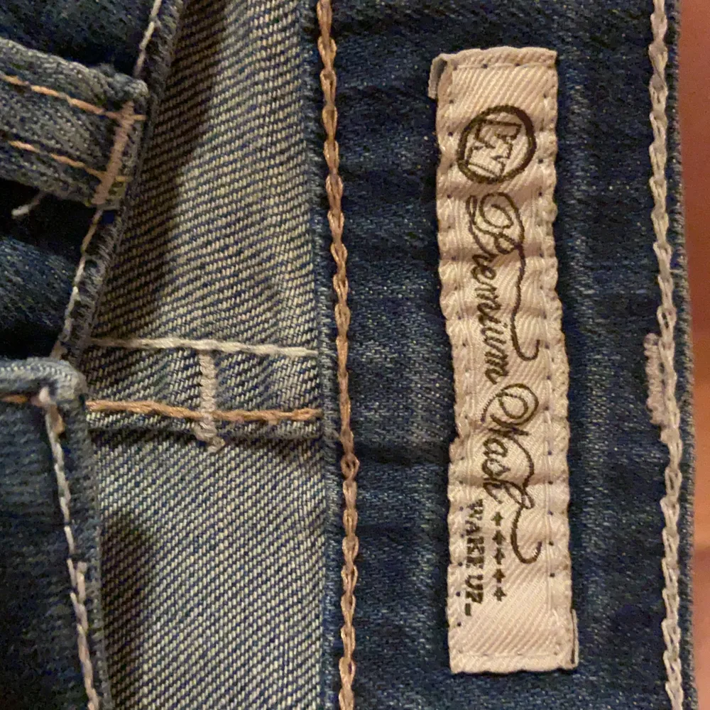 Lågmidjade jeans med slits nedantill 😍 köparen står för frakten 😊. Jeans & Byxor.