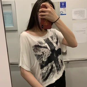 Topp i storlek m - Tops i storlek m, fin skick, finns hämta i Stockholm, kan även skicka via post