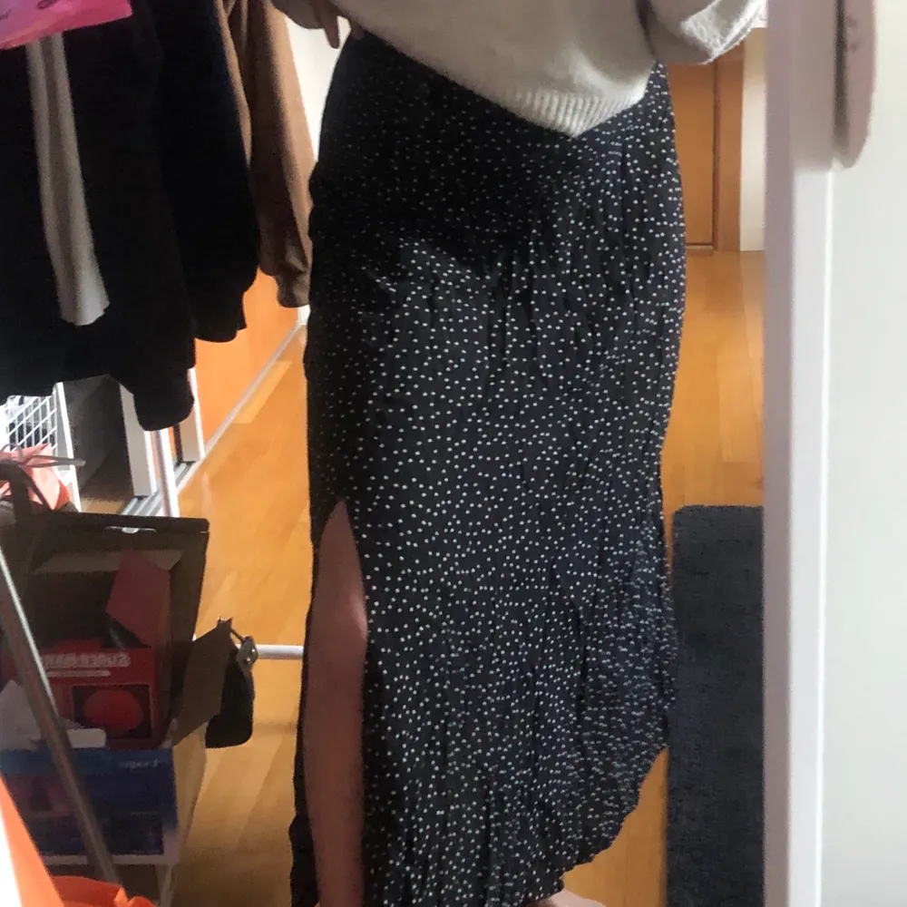 Prickig kjol från New Look 🦋 dragkedja och slits på sidan ⚡️. Kjolar.