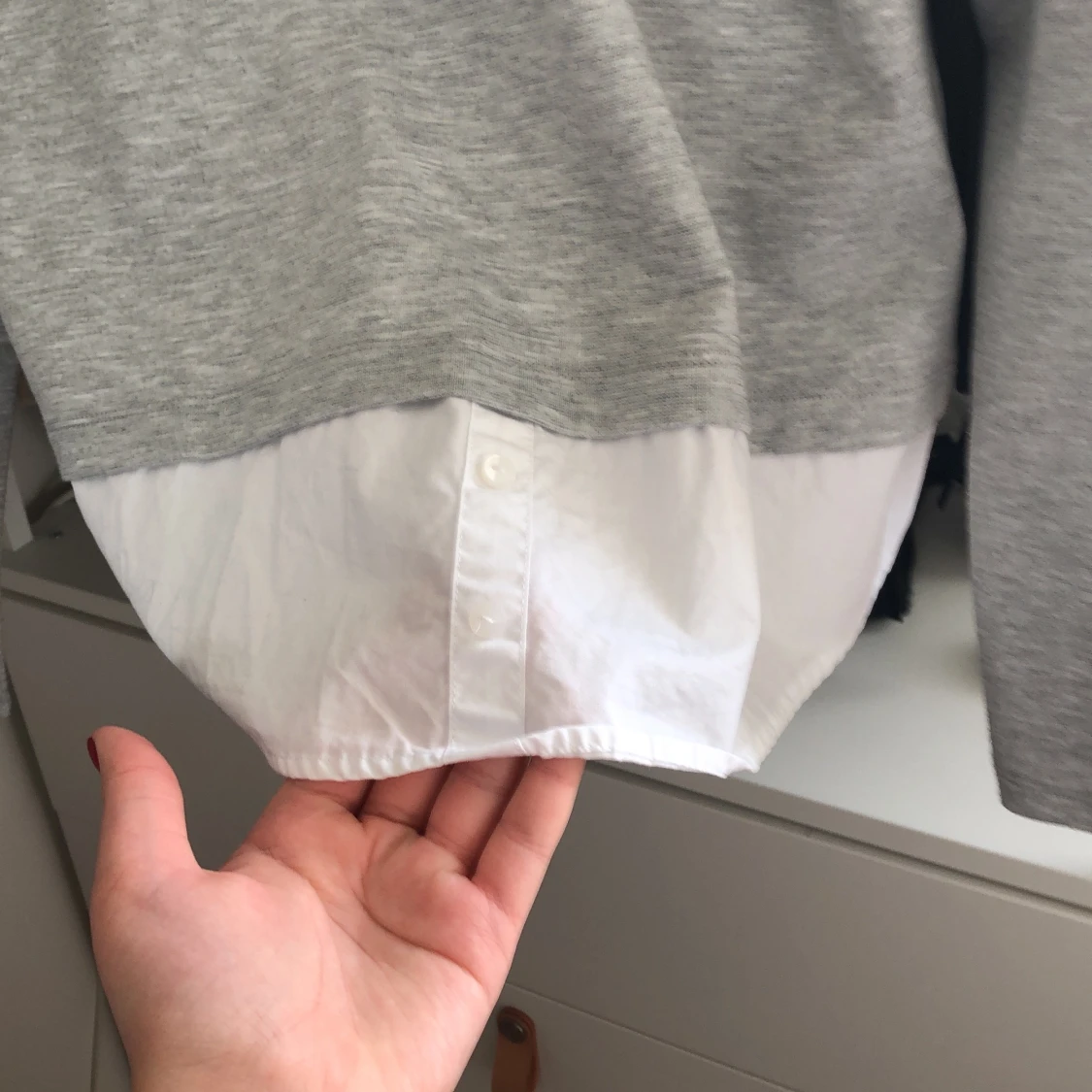 En tröja med inbyggd skjorta - 90