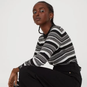 ♻️Slutsåld randig H&M topp♻️ - Bild 1 lånad. Passform: figurnära. Storlek: XS - sann till storleken. Passformen syns på bild 1 - dock är det mönstret på bild 2 som stämmer. Rosa, vit, svart och grå i färgen. Väldigt töjbar. Slutsåld på H&M. Införskaffad hösten 2020 men har ej kommit till användning. Långa armar. Bra skick, några noppor högre upp på armen men syns knappt. Kan samfrakta men då till ett annat pris på frakten.