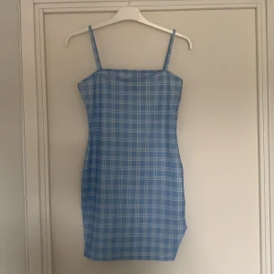 Klänning  - Blå rutig klänning från shein med slits nertill, tunt material helt oanvänd. Jätte fin men tyvärr för liten för mig. Frakt tillkommer 