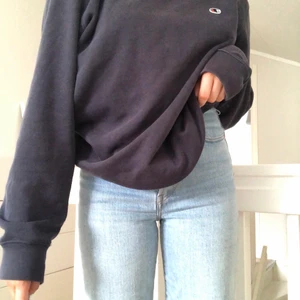 Levi’s jeans  - Säljer dessa sjukt snygga jeans från Levi’s! Super skönt material med stretch, slitningar längst ned och knappar! modell: ribcage straight⚡️ skickar gärna fler bilder vid behov!🥰