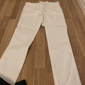 Vita tajta jeans  - Vita tajta jeans från hm, aldrig använda. Skriv gärna privat om ni har några frågor eller vill köpa🤍