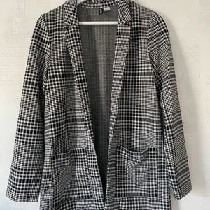 Blazer - Svart & vit blazer😍Storlek XS, från HM. Använd en gång men inte min stil längre. 