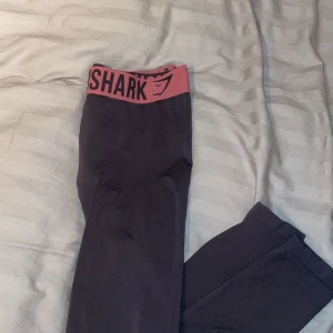 Gymshark, S - Säljer dessa fina tights då de aldrig kommer till användning, har använt max 2 gånger så de är i väldigt bra skick. ”Fit seamless” i storlek S, jag på bilden är 168 cm 🖤