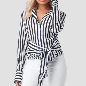 Svartvit blus / skjorta  - Supersöt svartvit randig blus med knytning i midjan. 