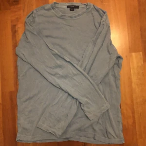 J.Crew långärmad  - Så nice J.crew långärmad. Inga difekter. Lite blåare än vad d ser ut på bilden. Skriv för mer bilder/info. Pris kan diskuteras 