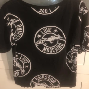 Love moschino - Super gullig love muschino t-shirt i super bra skick!