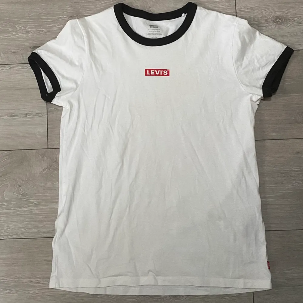 Basic t-shirt från Levi’s. Använd få gånger och köparen står för frakt på 48kr. Hör gärna av dig om du har frågor💕. T-shirts.
