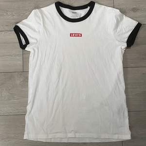 Basic t-shirt från Levi’s. Använd få gånger och köparen står för frakt på 48kr. Hör gärna av dig om du har frågor💕