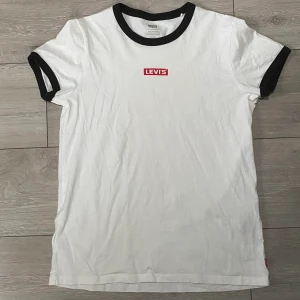 Levi’s t-shirt  - Basic t-shirt från Levi’s. Använd få gånger och köparen står för frakt på 48kr. Hör gärna av dig om du har frågor💕
