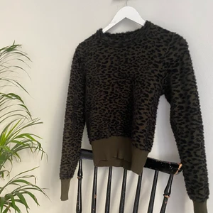 Småmönstrad tröja strl S-M - Grön tröja från Zara med smått leopardmönster. Helt slutsåld. Storlek: M men passar även S & XS  (jag är mellan XS-S).                                                                     Buda nere i kommentarerna! Högsta bud: