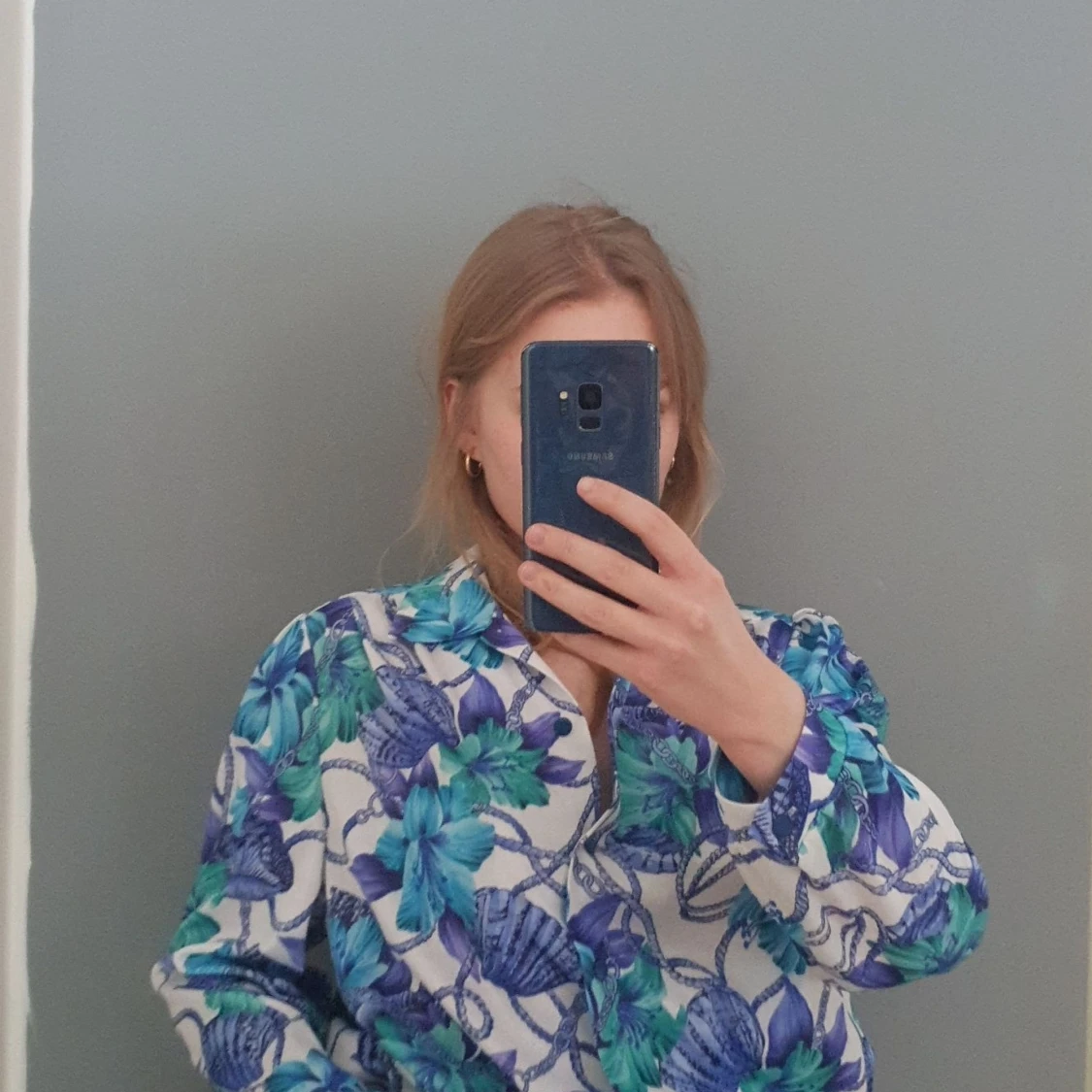 "Blus" i färglatt mönster