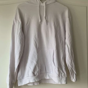 Vit hoodie  - En fin vit hoodie från Cubus i storlek M. Jag har haft den som en oversized då jag är storlek S men skulle säga att den passar xs-m beroende på hur man vill att den sitter. Den är i lite tunnare material vilket jag kan tycka är skönt att ha på en sommarkväll eller liknande. Den är använd ett fåtal gånger och i mycket fint skick. Säljs pga att den inte används längre då jag har andra vita hoodies💕💕