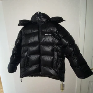 AXEL ARIGATO Puffer Jacket  - Hej, säljer en helt ny (ÄKTA) AXEL ARIGATO puffer jacket. Den är oanvänd!! Fick den i present men det va lite för varm för mig haha, men iallafall ny pris är 5000kr. Den är storlek L. Jag bjuder på frakten om ni beställer den, då skickar jag spårbar. Vid intresse så kan jag skicka fler bilder!