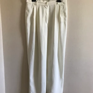 Kostymbyxor i tunt tygg. Frakt inkluderat i priset :) - Vida kostymbyxor från märket Kara