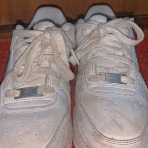 AF1 -  AF1 svartvitt. Jag köpte den här för 800 kr. Skostorleken är 37,5, den är mycket bekväm och passar bra med baskläder. 