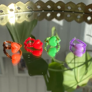 egentillverkade ringar  - Egentillverkade ringar. Ca storlek S.                                                                       Säljer för 15kr/st + 12kr i frakt. Fraktpriset är det samma oavsett antalet ringar man köper ✨