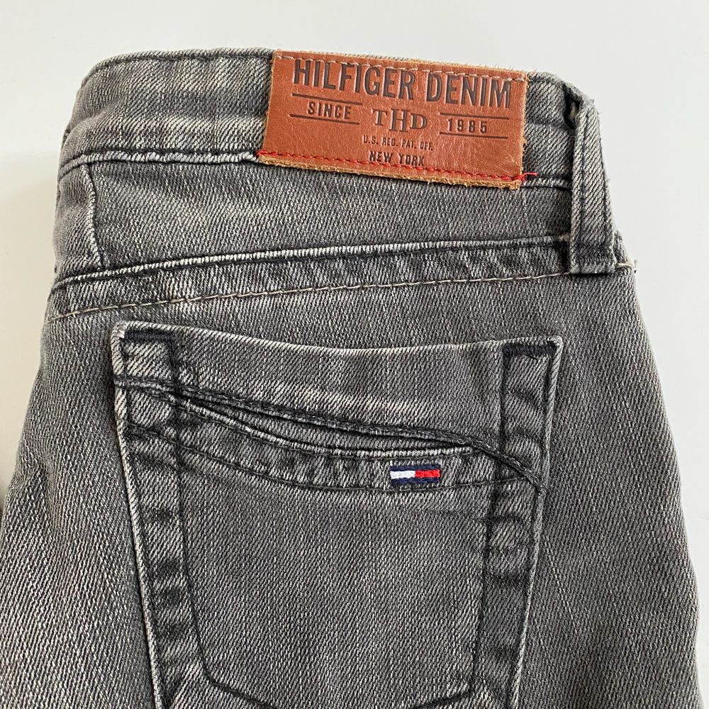 Hilfiger jeans, står ej storlek men skulle säga XXS/XS💞 frakt tillkommer. Jeans & Byxor.