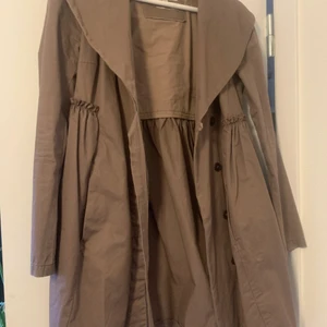 Vårkappa Odd Molly - En Odd Mollykappa i nyskick! Storlek 0 så motsvarar en 34/36. Pris kan diskuteras vid snabb affär!