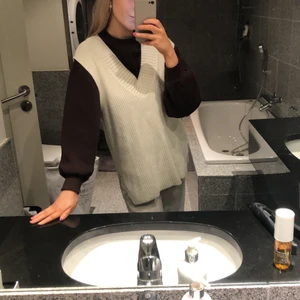 Väst - Populär väst från h&m. Använd en gång, köptes för 199. Frakt tillkommer.  oversize 