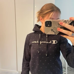 Champions hoodie mörkblå - Jätte fin champion hoodie, fint skick! Nypris ca 400kr, jag säljer för 100kr💖