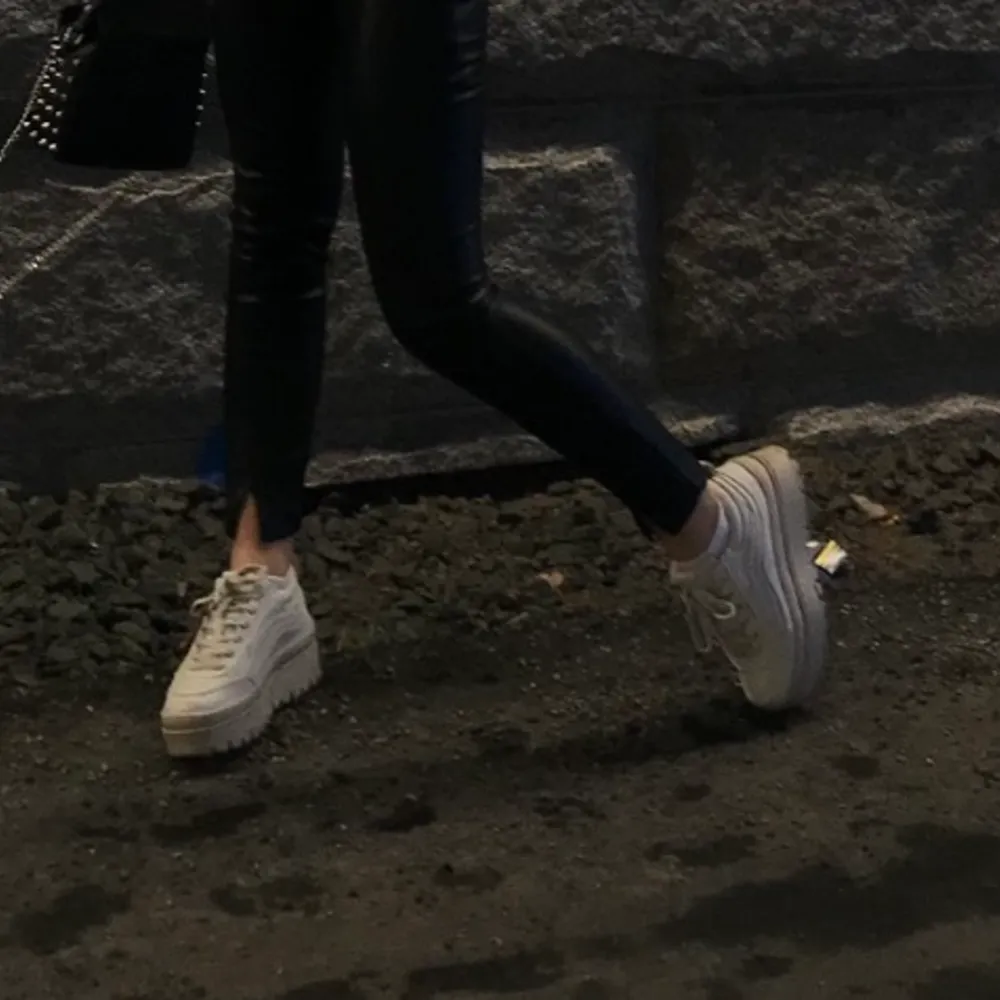 Jättefina höga sneakers från zara! Använda typ bara vid tillfället på bild! Så de är som nya! Nypris: 400kr . Skor.