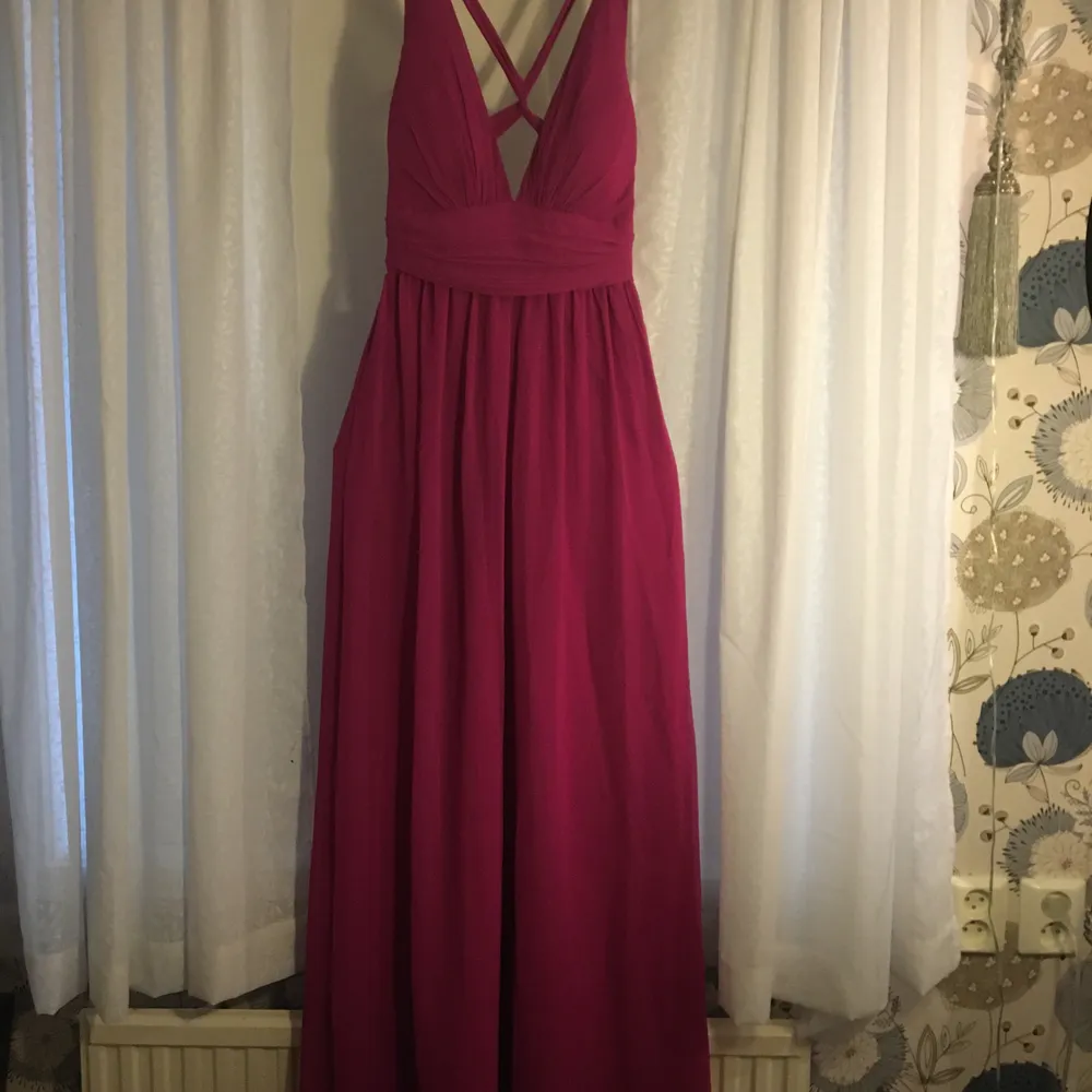 Mörk-rosa klänning i mycket fint skick då den inte kommit till användning❤️ pris inklusive frakt är 162kr☺️. Klänningar.