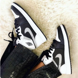 Jordan 1 white shadow  - Säljer ett par superfina air Jordan 1 mid i färgen white shadow. I storlek 37,5 men passar lätt 37 kanske också 36. Cond: 9,5/10. Sparsamt använda. Skokartong och äkthetsbevis finns. Hör av er om ni har frågor eller vill ha fler bilder💗 Startbud: 1800kr. Buda gärna! Högsta bud: 2400kr