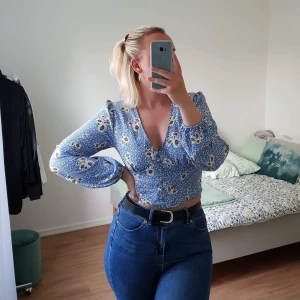PRIMARK BLUS - Super söt blommig blus! Kort modell. Bara använd EN gång så i fint skick!
