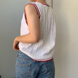 Stickad väst - Vit stickad väst med röda detaljer! Sparsamt använd! 