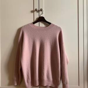 Rosa softgoat chasmere tröja i storlek S. Använder inte längre. Fortfarande väldigt fräsch och den har inga slitage ❤️