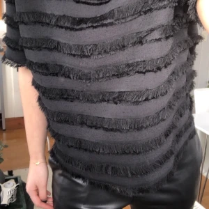 Topp - Säljer denna fina topp/ tröja från hm! Är styvt tyg men jättefin passform. Storlek M💕 köpare står för frakt!😇