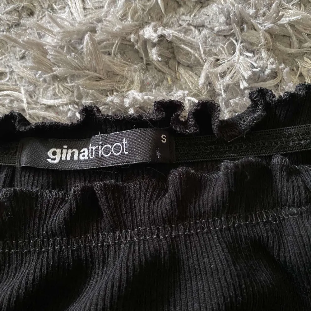 Svart offshoulder topp från Gina Tricot i ribbat material med vågiga kanter! Aldrig använd så i väldigt gott skick! Den är i storlek s men är ganska liten i storleken så skulle beskrivs den mer som XS, det ribbade materialet gör dock att den blir väldigt stretchig! Nypris 129kr, mitt pris 65kr inkl. frakt!. Toppar.