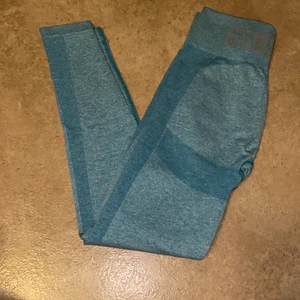 Gymshark tights  - Gymshark flex tights, nästan aldrig använda. Kommer inte till användning så därför säljer jag dem. Storlek M men är lite tajta så passar även en S. 