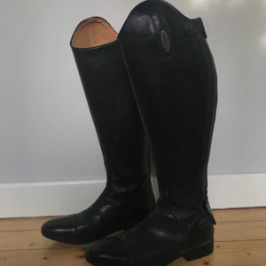  Horsehead ridstövlar - Horsehead ridstövlar i modellen Arezzo gjord av läder. Köpt begagnat i fint skick och aldrig använda då de var lite för höga för mig som är 159. Vadmåtten är 39 cm och höjden är 48. Priset kan diskuteras vid snabb affär och köparen står för frakt. 