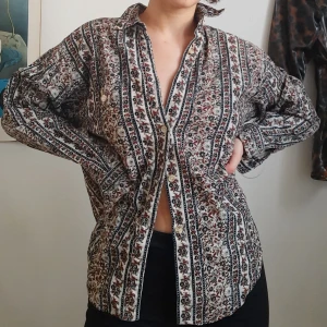 Skjorta - Skjorta i sammet. En knapp har trillat av men den finns kvar. Sitter fast i fickan.