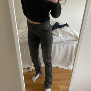 Zara jeans  - Jättesnygga gråa jeans från Zara med slits. Använda men i väldigt fint skick. Köper står för frakt!
