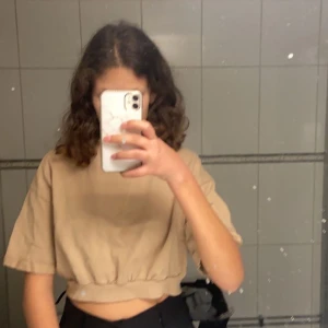 Beige T-shirt från lager 157 - Beige T-shirt från lager 157 med tre kvarts ärmar ungefär. Skriv gärna privat om ni har några frågor eller vill köpa🧡 