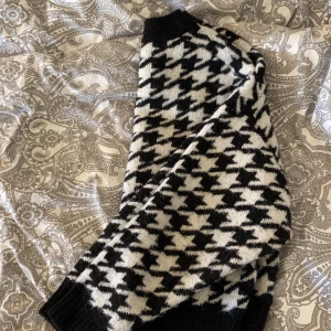 tröja - fin tröja ifrån hm, säljer pga av det inte riktigt är min stil. Super bra skick